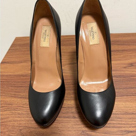 Authentic Valentino Garavani Black Leather Platform Pumps with 6 In. Heel. - Picture 1 of 9